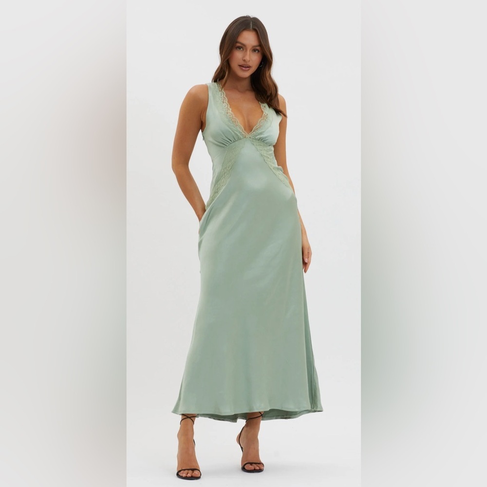 NWT Here Comes the Sun Ivonne Lace Trim V-Neck Maxi Dress in Sage. Size Large.